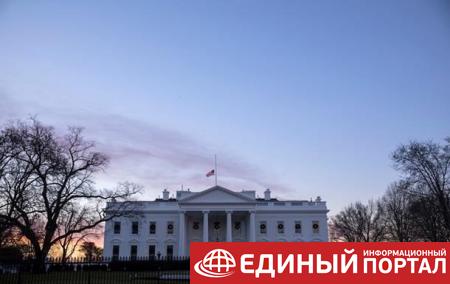 Белый дом назвал причину заморозки помощи Украине