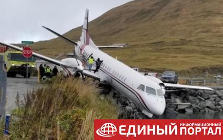 На Аляске самолет с пассажирами повис над водой