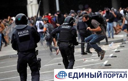 Протесты в Каталонии разгоняют резиновыми пулями