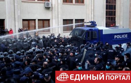 Демонстрантов в Тбилиси разогнали водометами