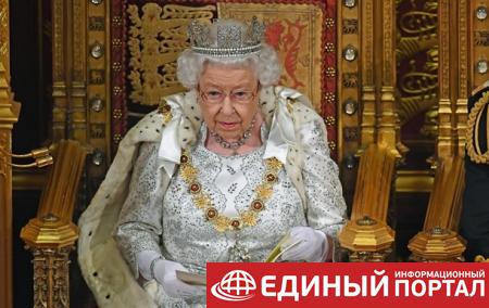 Елизавета II отказалась носить натуральный мех