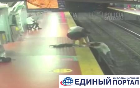 Мужчина смотрел в телефон и упал на рельсы в метро