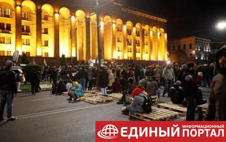 Протестующие в Тбилиси провели ночь в палатках