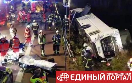 В Германии перевернулся автобус с туристами: более 30 пострадавших