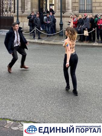 Активистки Femen провели акцию в Париже