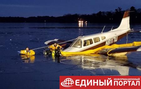 Легкомоторный самолет рухнул в озеро в США