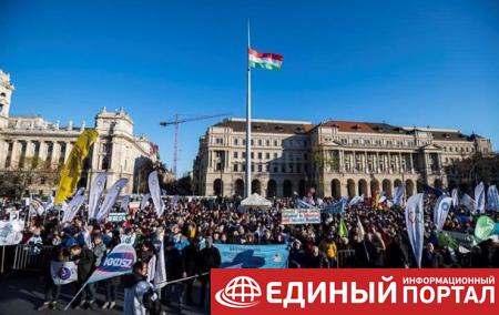 В Будапеште массово протестуют против законопроекта о театрах