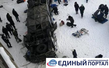 В России автобус упал в реку: много погибших. 18+