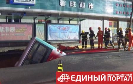 ДТП в Китае: автобус провалился под асфальт