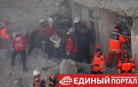 В Турции через сутки после землетрясения под завалами нашли мать с ребенком