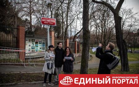 В Праге переименовали в честь Немцова площадь, где находится посольство РФ