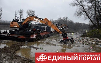 Венгры чистят реку от мусора из Украины