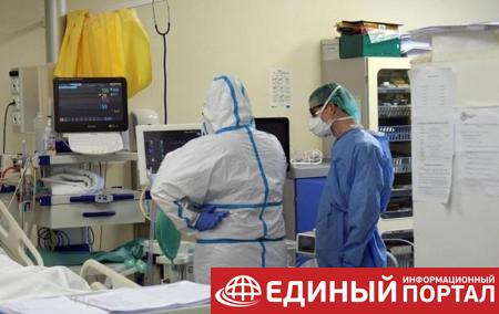 Еще трое украинцев заразились COVID-19 за рубежом