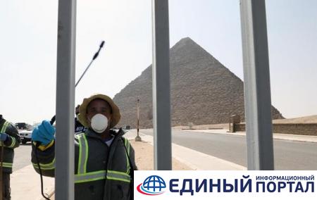 В Египте дезинфицируют пирамиды - фоторепортаж