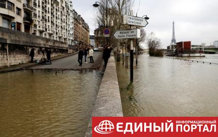 В Париже река Сена затопила набережные