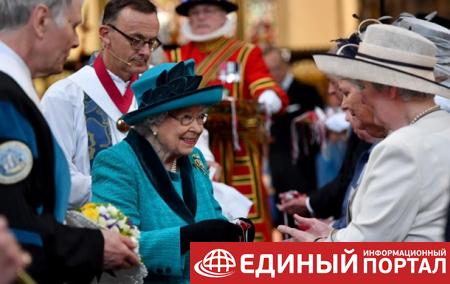 Елизавета II раздала британцам милостыню по почте из-за коронавируса