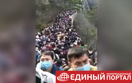 Тысячи китайцев после карантина застряли на горе