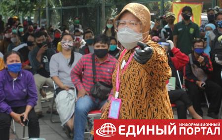 Мэр индонезийского города на коленях извинилась за вспышку COVID-19