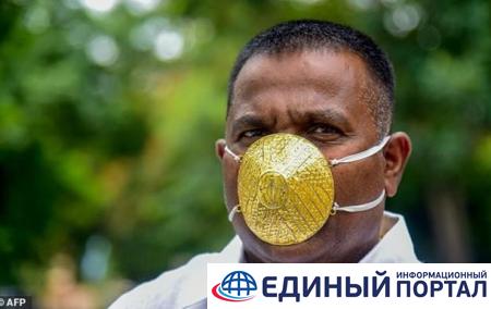 Индийский бизнесмен ходит в золотой маске для защиты от коронавируса