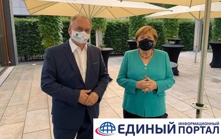 Меркель впервые увидели в маске
