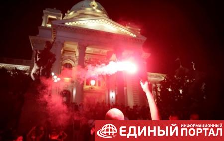 В Белграде протестующие забросали парламент петардами