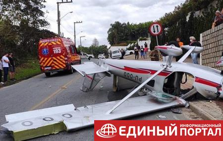 В Бразилии легкий самолет упал на улицу