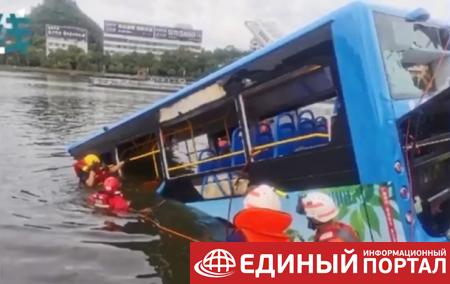 В Китае при падении автобуса в водохранилище погиб 21 человек
