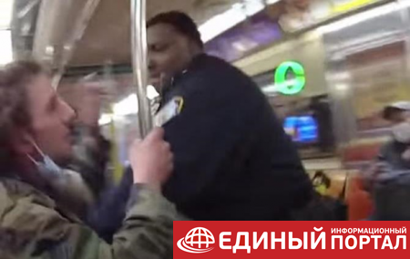 В метро Нью-Йорка коп избил пассажира. Видео 18+