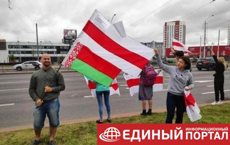 Лукашенко увидел возле флагов протестующих портреты Гитлера