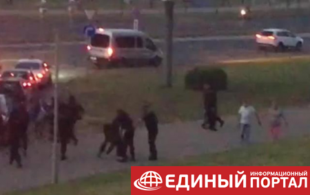Протесты в Беларуси: автозак въехал в толпу протестующих