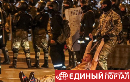 Протесты в Минске: силовики штурмуют баррикады