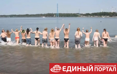 В Хельсинки на одном из центральных пляжей провели "Топлес флешмоб"