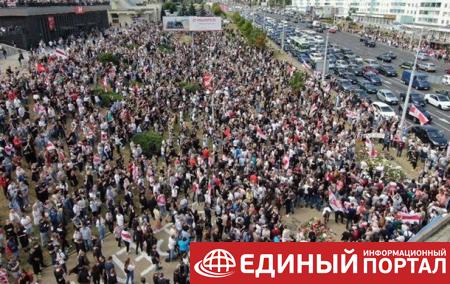 В Минске тысячи людей прощаются с активистом