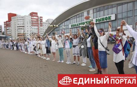 В Минске выстроилась цепь девушек с цветами