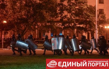 В Минске жильцы дома скинули на силовиков дверь