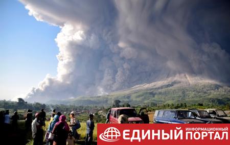 На Суматре вулкан засыпал города пеплом