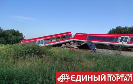 В Польше поезд врезался в грузовик и сошел с рельсов, есть пострадавшие
