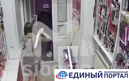 В РФ грабителя секс-шопа прогнали фаллоимитатором