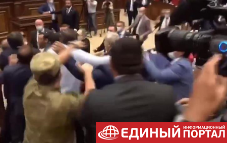 В парламенте Армении возникла массовая драка