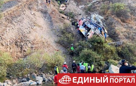 В Перу очередной автобус с пассажирами рухнул с высоты 200 метров