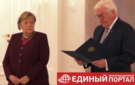 Президент ФРГ вручил Меркель уведомление об окончании ее полномочий