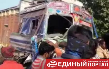 В Индии 18 человек стали жертвами ДТП с грузовиком