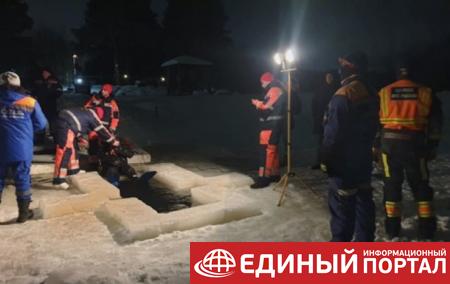 В России женщина утонула в проруби на глазах у детей: видео момента