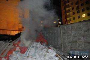 Незаконную стройку на Жилянской обносят бетонным забором под прикрытием "титушек"