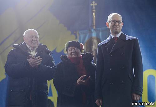 А.Яценюк на Майдане поздравил украинцев с Рождеством и попробовал кутью