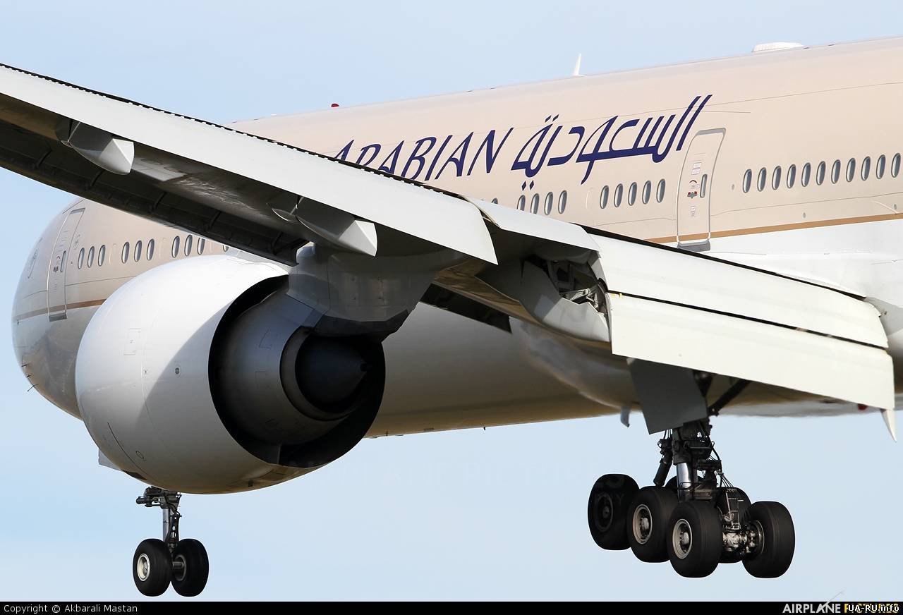 Саудовский лайнер совершил аварийную посадку в Медине - пострадало 29 человек