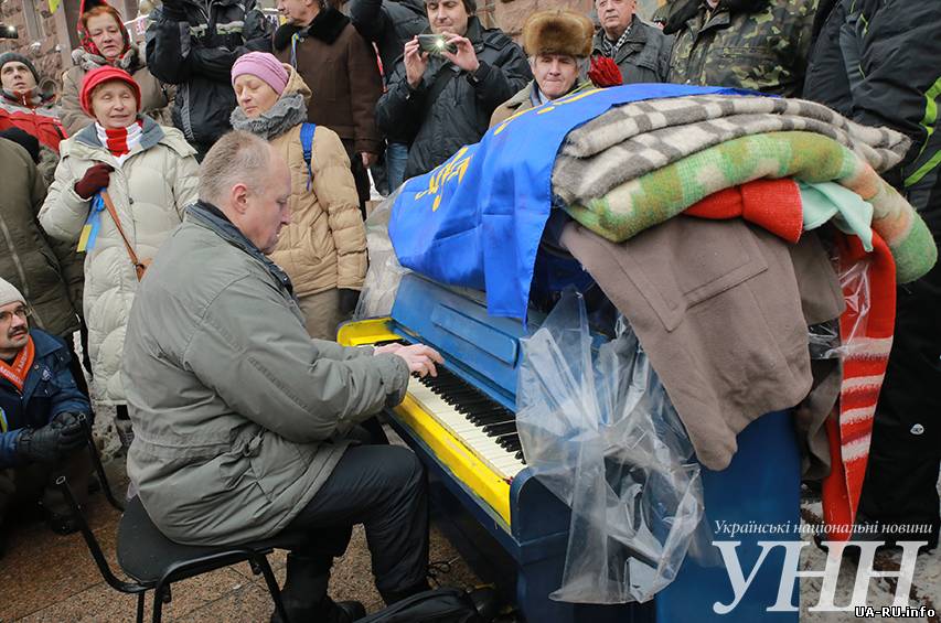 Под КГГА установят еще одно фортепиано Евромайдана