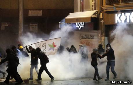 В Стамбуле митингующих против цензуры в интернете разогнали водометами и газом