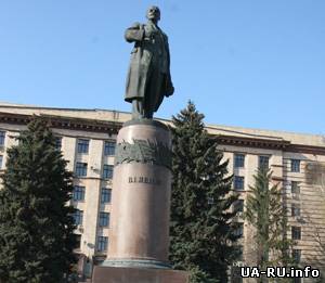 В Днепропетровске возле памятника Ленина подстрелили парня