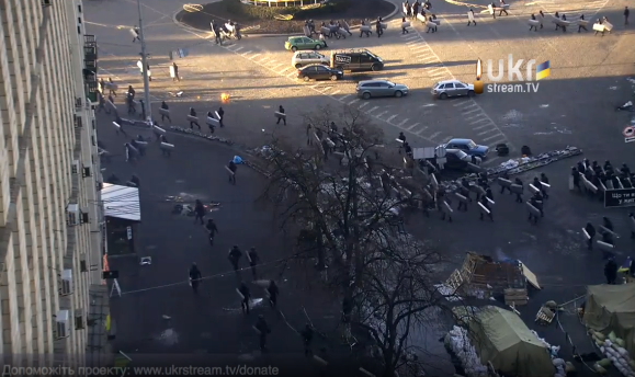 Беркут спустился по Грушевского и двигаются в сторону Майдана.